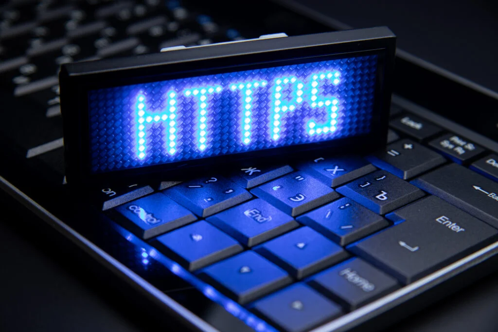 Sort laptop med display som skriver HTTPS grundet sikker forbindelse med kryptering