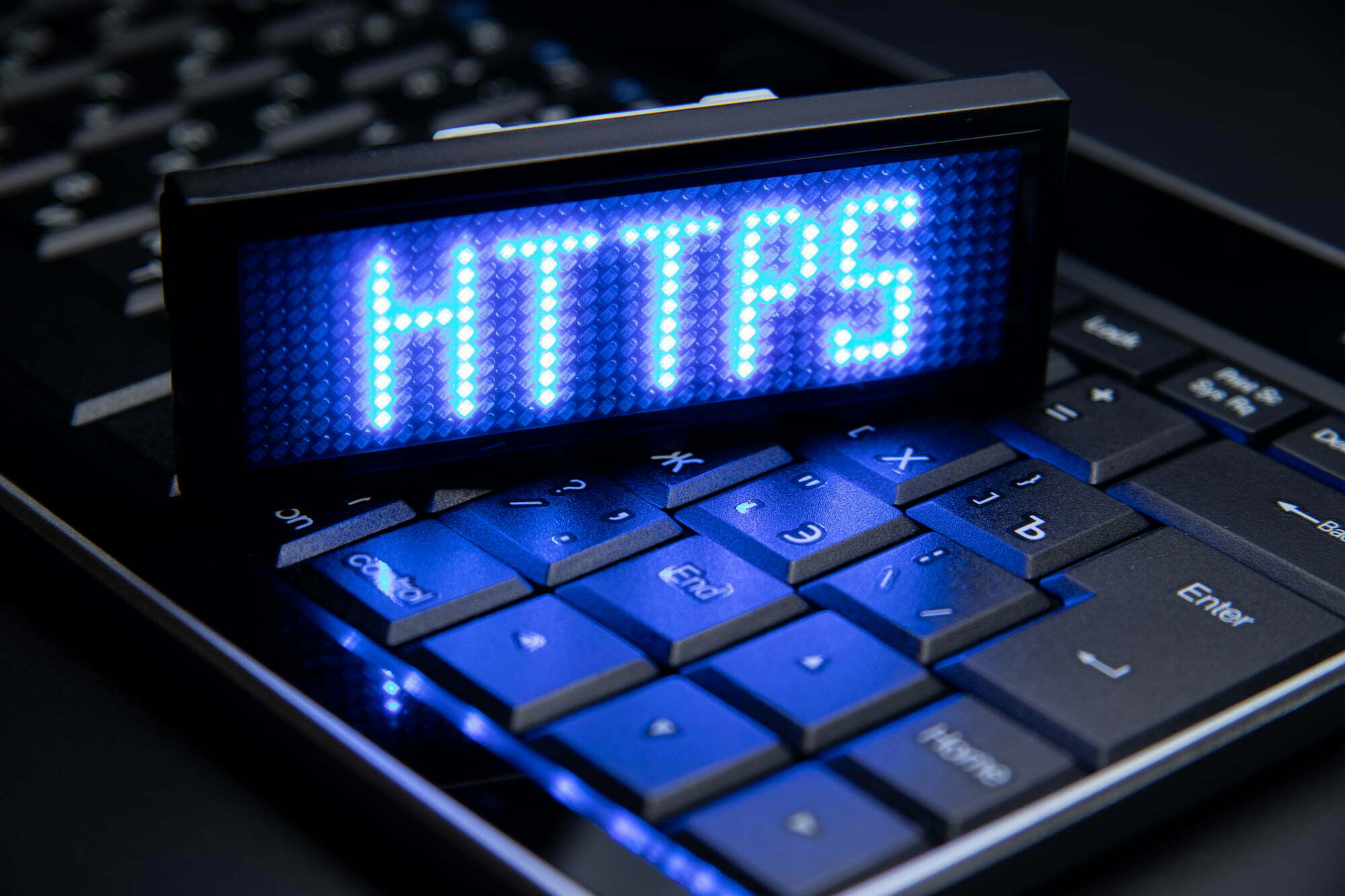 Sort laptop med display som skriver HTTPS grundet sikker forbindelse med kryptering